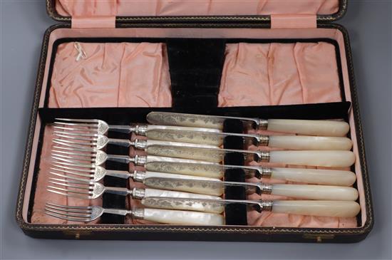 An Edwardian cased set of six mother of pearl handled silver dessert eaters, Goldsmiths & Silversmiths Co, London, 1901.